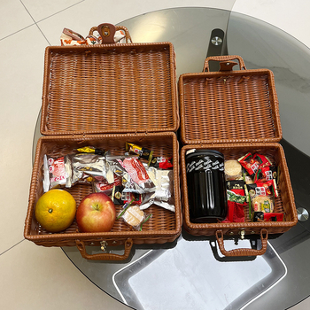 Napodobený ratanový úložný box — prenášateľný kozmetický organizér, cestovná kazeta a retro rekvizita