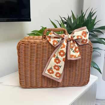 Napodobený ratanový úložný box — prenášateľný kozmetický organizér, cestovná kazeta a retro rekvizita