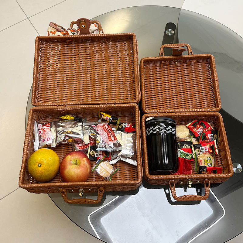 Napodobený ratanový úložný box — prenášateľný kozmetický organizér, cestovná kazeta a retro rekvizita