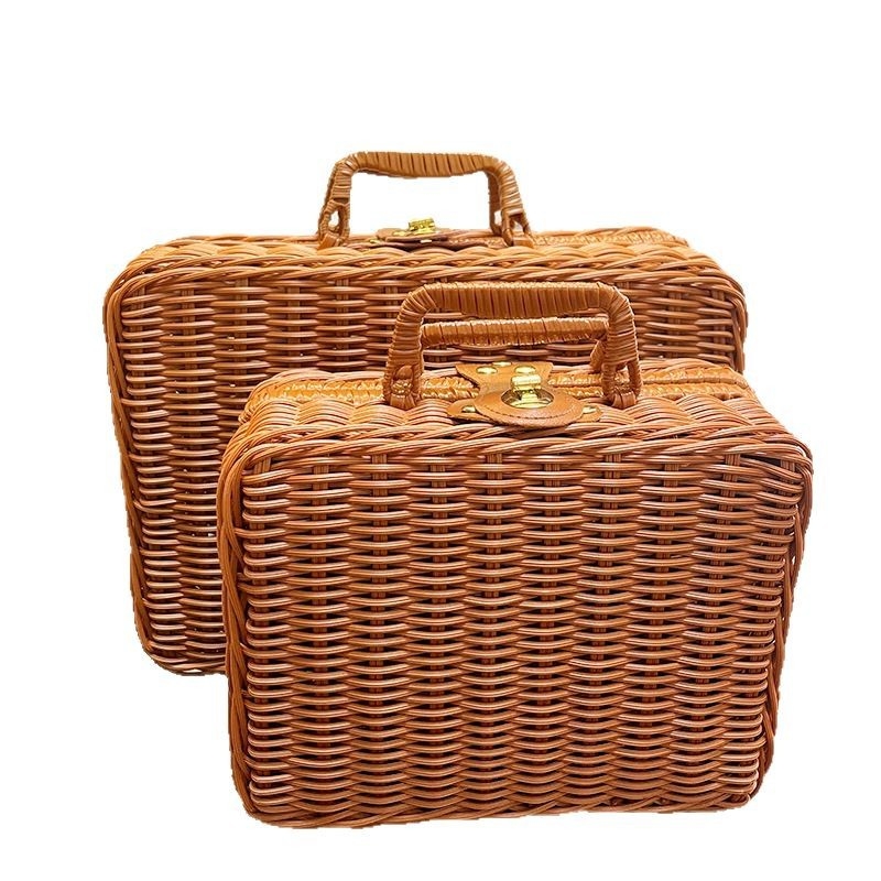Napodobený ratanový úložný box — prenášateľný kozmetický organizér, cestovná kazeta a retro rekvizita