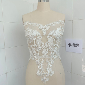 Veľký flitrový kvetový appliqué na svadobné šaty — predný výstrih, polovičná dĺžka, materiál rayon, farba ecru