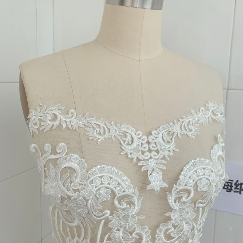 Veliki svjetlucavi cvjetni appliqué za vjenčanicu — prednji dio prsnog koša, pola duljine, materijal rayon, boja kremasto bijela