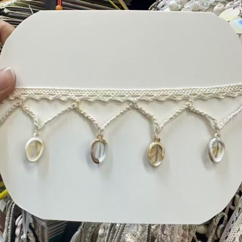 DIY zavjesna čipka s malim drvenim perlicama — rubni ukras i bočna dekoracija, retro minimalistički stil