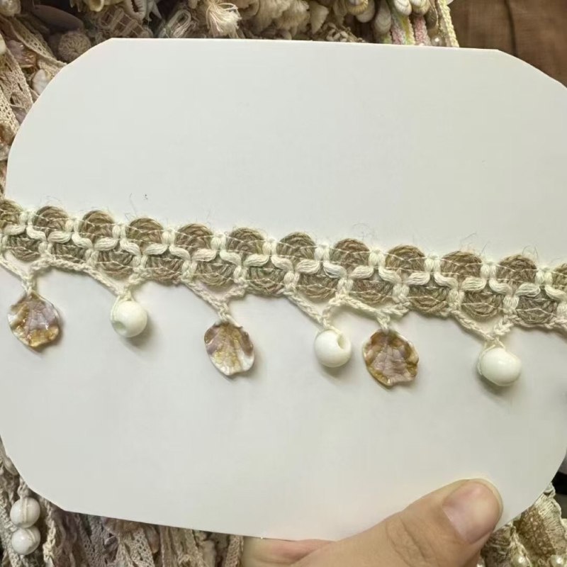 DIY zavjesna čipka s malim drvenim perlicama — rubni ukras i bočna dekoracija, retro minimalistički stil