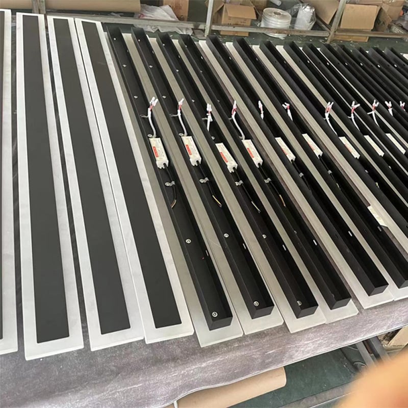 Solarna vanjska linearna zidna svjetiljka IP65 – vodootporna LED traka za vrt, dvorište i fasadu hotela