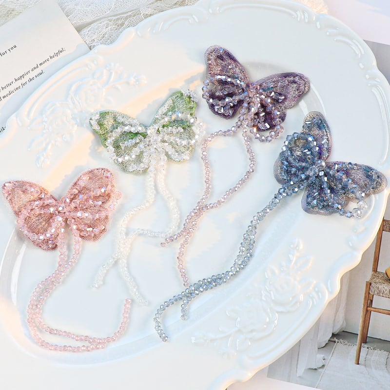 DIY dodatak za kosu s kristalnim perlama, resicama i vezom – leptir u vintage stilu
