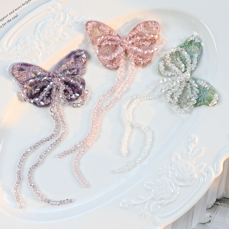 DIY dodatak za kosu s kristalnim perlama, resicama i vezom – leptir u vintage stilu