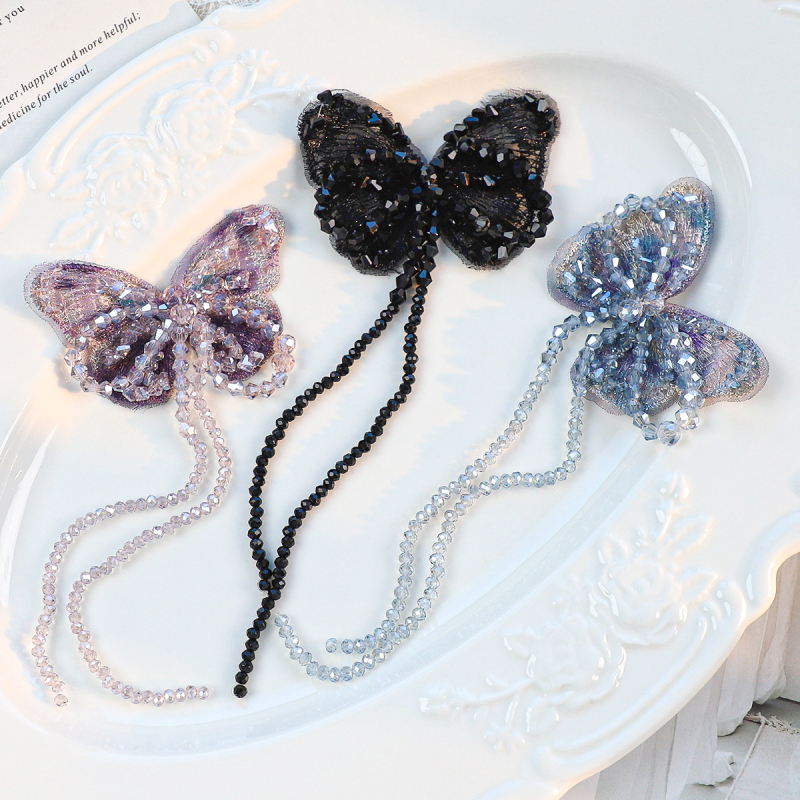 DIY dodatak za kosu s kristalnim perlama, resicama i vezom – leptir u vintage stilu