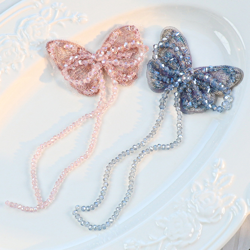 DIY dodatak za kosu s kristalnim perlama, resicama i vezom – leptir u vintage stilu