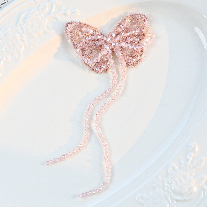 DIY dodatak za kosu s kristalnim perlama, resicama i vezom – leptir u vintage stilu