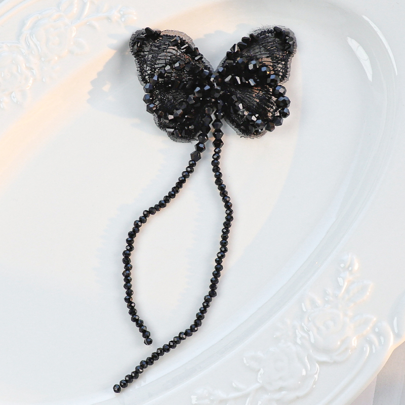 DIY dodatak za kosu s kristalnim perlama, resicama i vezom – leptir u vintage stilu