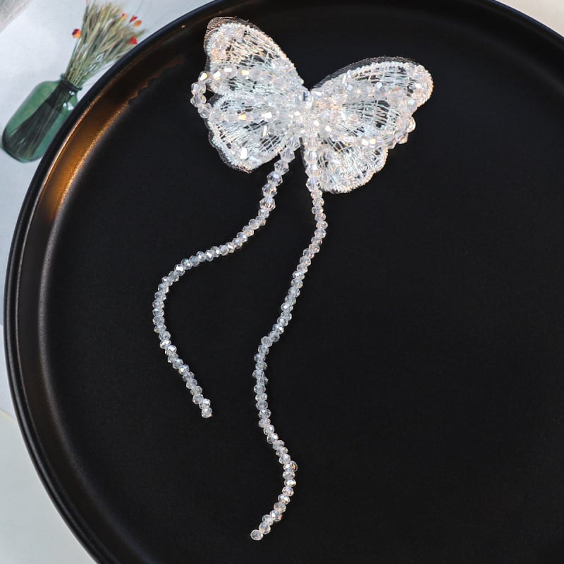 DIY dodatak za kosu s kristalnim perlama, resicama i vezom – leptir u vintage stilu