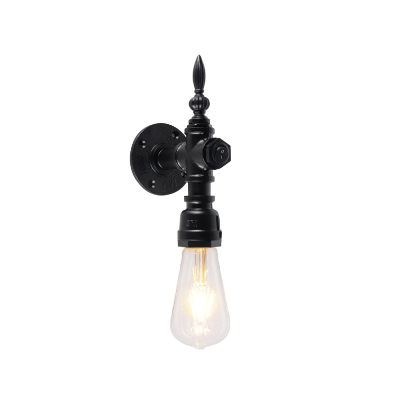 Zidna lampa uz noćni ormarić, u retro-industrijskom stilu od željeznih cijevi, s jednom glavom