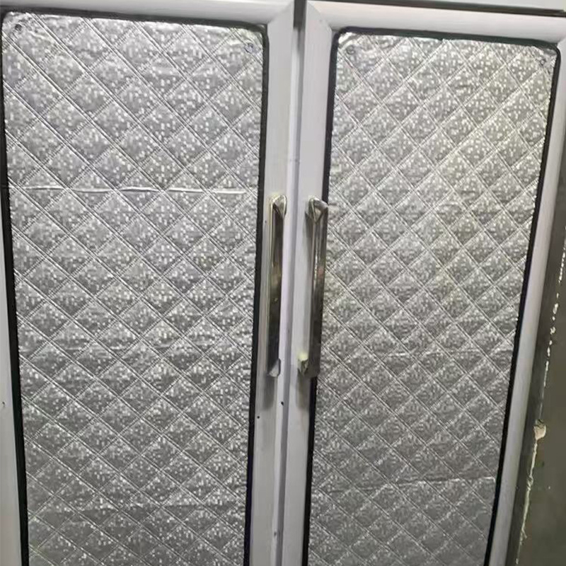 Vertikalni zaštitni i izolacijski pokrov za hladnjak, za jednokrilna ili dvokrilna vrata, ormarić za piće, tkanina s aluminijskom folijom