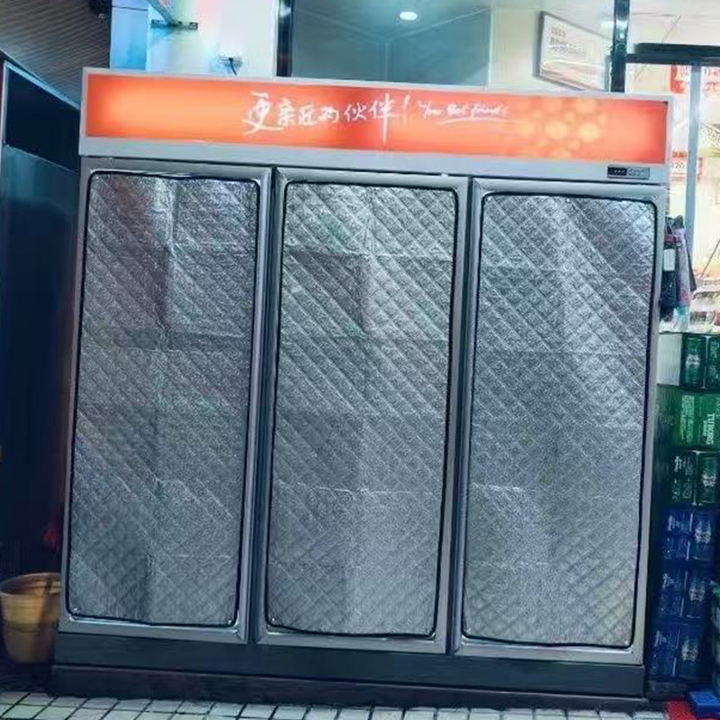 Vertikalni zaštitni i izolacijski pokrov za hladnjak, za jednokrilna ili dvokrilna vrata, ormarić za piće, tkanina s aluminijskom folijom