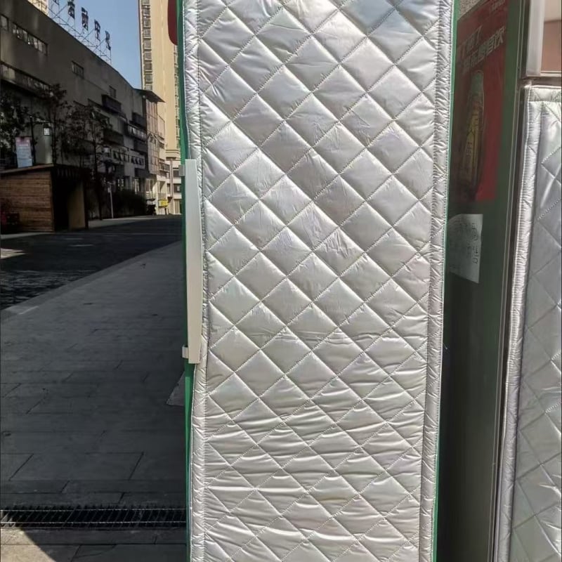 Vertikalni zaštitni i izolacijski pokrov za hladnjak, za jednokrilna ili dvokrilna vrata, ormarić za piće, tkanina s aluminijskom folijom