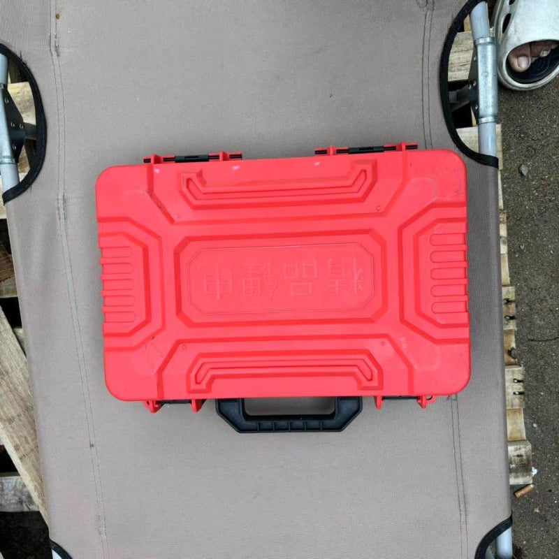 4-dijelni set alata u plastičnoj kutiji: udarna bušilica, akumulatorska bušilica, električni ključ i kutna brusilica