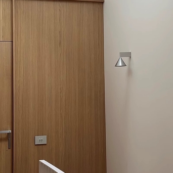 Talijanska minimalistička zidna lampa s konusnim abažurom, nordičkog dizajna za spavaću sobu ili dnevni boravak