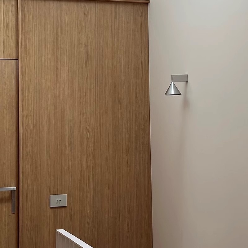 Talijanska minimalistička zidna lampa s konusnim abažurom, nordičkog dizajna za spavaću sobu ili dnevni boravak
