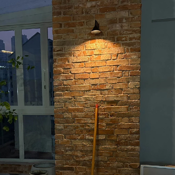 Talijanska minimalistička zidna lampa za spavaću sobu, konusni geometrijski oblik, dizajnerska, vrhunska kvaliteta