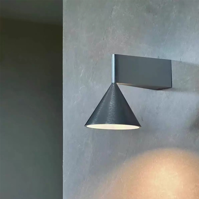 Talijanska minimalistička zidna lampa za spavaću sobu, konusni geometrijski oblik, dizajnerska, vrhunska kvaliteta