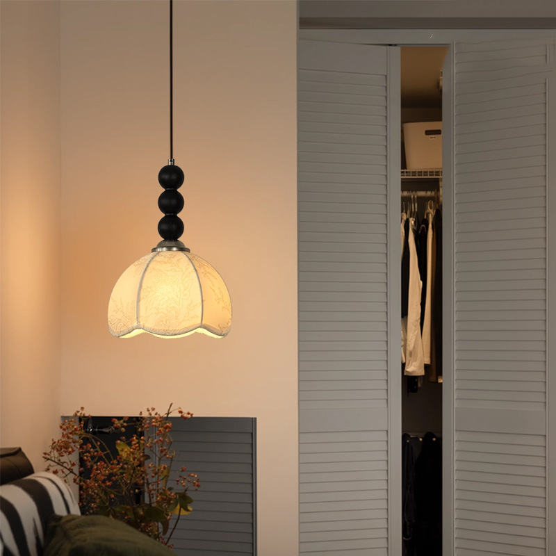 Zidna viseća svjetiljka s platnenim abažurom i drvenim tijelom, podesiva visina do 150 cm, LED rasvjeta, pogodna za spavaću sobu i dnevni boravak.