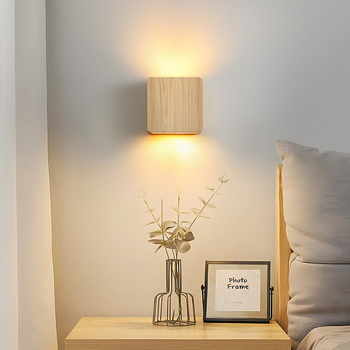 Minimalistička četvrtasta drvena zidna lampa s LED osvjetljenjem prema gore i dolje