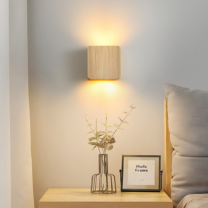 Minimalistička četvrtasta drvena zidna lampa s LED osvjetljenjem prema gore i dolje