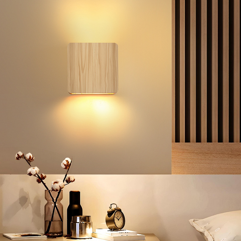 Minimalistička četvrtasta drvena zidna lampa s LED osvjetljenjem prema gore i dolje