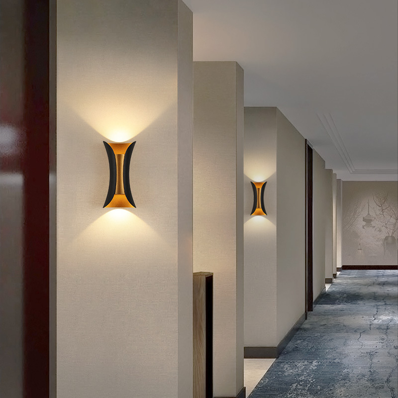 Vanjska LED zidna svjetiljka zlatnog završetka, aluminijsko kućište, COB s 2 LED, 220V, IP65, 3000K, 120° kut zračenja
