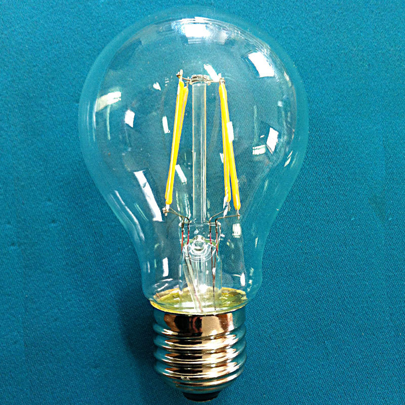 Novo razvijena LED lampa s kuglastom žaruljom i dizajnom u stilu svijeće