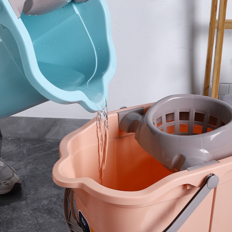 Plastična kanta za mop s kotačićima, ojačana konstrukcija, rotirajući mehanizam za cijeđenje, ručno