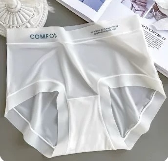 Ženske gaćice s srednjim strukom od Ice Silk najlona, s pamukom u preponama; prozračne, brzo se suše, antibakterijske.