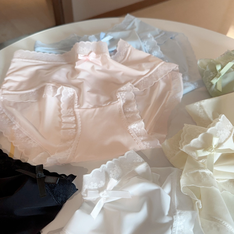 Ženske gaćice od ice silk za ljeto — ultra tanke, prozračne udahnute, s pamukom u preponom području, srednje visina struka, uzorci: jednobojni, cvjetni, mašna