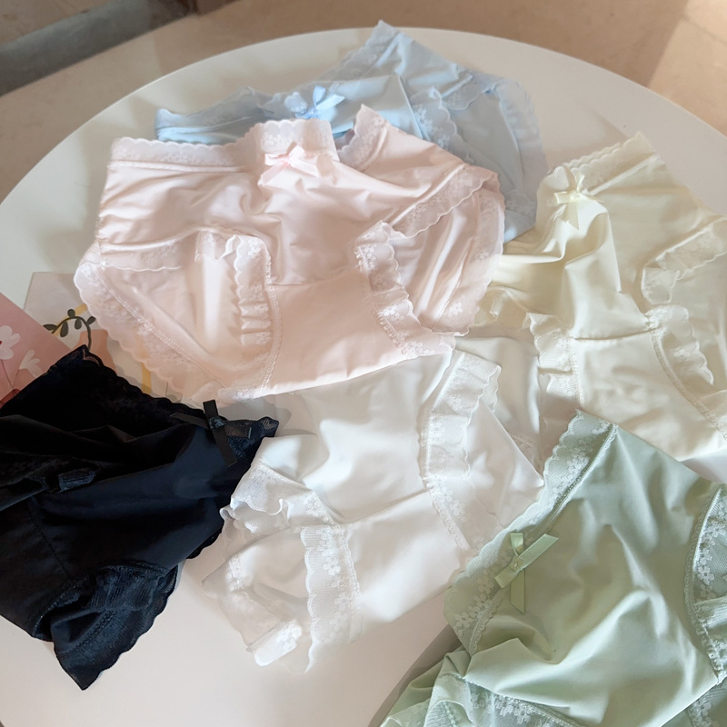 Ženske gaćice od ice silk za ljeto — ultra tanke, prozračne udahnute, s pamukom u preponom području, srednje visina struka, uzorci: jednobojni, cvjetni, mašna