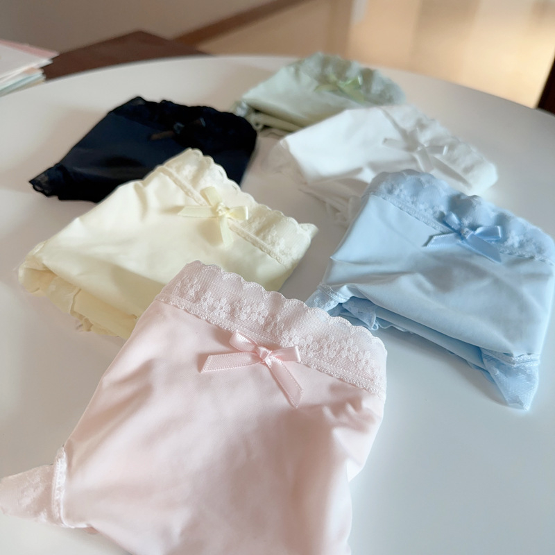 Ženske gaćice od ice silk za ljeto — ultra tanke, prozračne udahnute, s pamukom u preponom području, srednje visina struka, uzorci: jednobojni, cvjetni, mašna