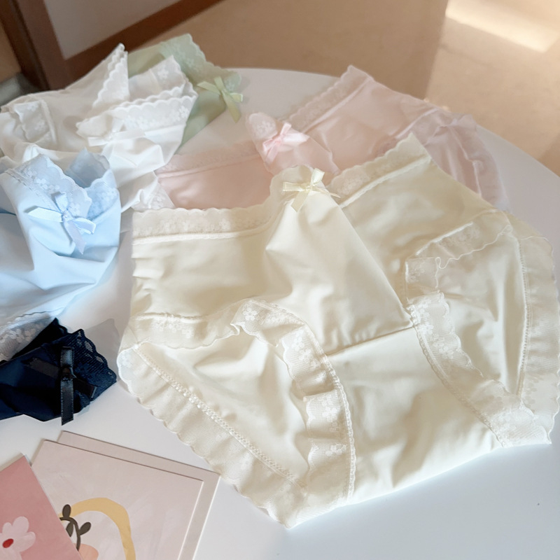 Ženske gaćice od ice silk za ljeto — ultra tanke, prozračne udahnute, s pamukom u preponom području, srednje visina struka, uzorci: jednobojni, cvjetni, mašna