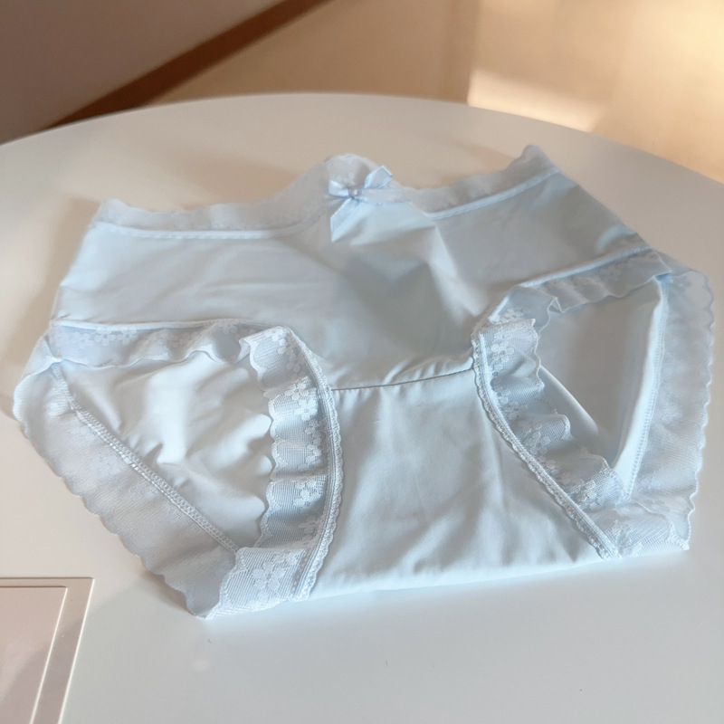 Ženske gaćice od ice silk za ljeto — ultra tanke, prozračne udahnute, s pamukom u preponom području, srednje visina struka, uzorci: jednobojni, cvjetni, mašna