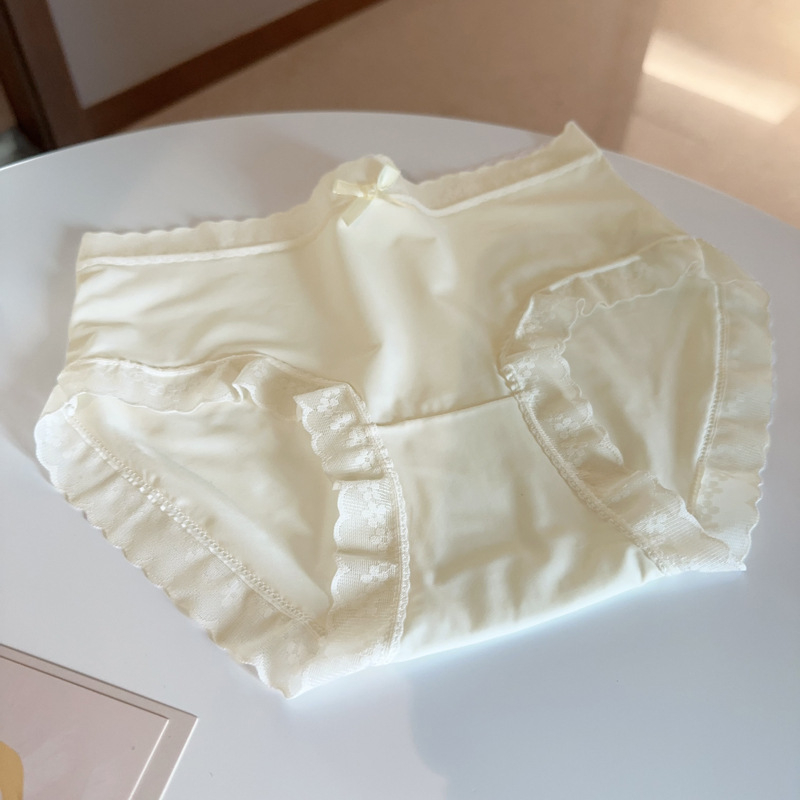 Ženske gaćice od ice silk za ljeto — ultra tanke, prozračne udahnute, s pamukom u preponom području, srednje visina struka, uzorci: jednobojni, cvjetni, mašna