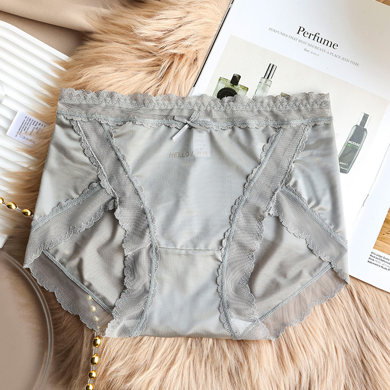 Tanke ice-silk ženske gaćice sa glatkim izgledom, srednji struk, čipkasti rub, pamuk podstava u preponi, prozračnost