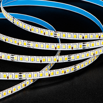 2835 LED traka s konstantnim strujama, trobojna boja svjetla, 180 LED-a, prilagodljiva boja i neprekidno podešavanje jačine svjetla daljinskim upravljačem, unutarnja upotreba, 15 m rolna, ukupna snaga 36 W