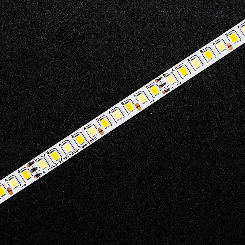 2835 LED traka s konstantnim strujama, trobojna boja svjetla, 180 LED-a, prilagodljiva boja i neprekidno podešavanje jačine svjetla daljinskim upravljačem, unutarnja upotreba, 15 m rolna, ukupna snaga 36 W
