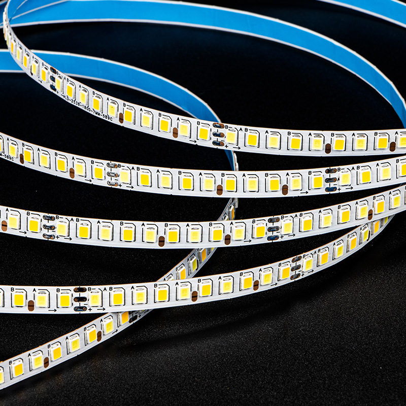 2835 LED traka s konstantnim strujama, trobojna boja svjetla, 180 LED-a, prilagodljiva boja i neprekidno podešavanje jačine svjetla daljinskim upravljačem, unutarnja upotreba, 15 m rolna, ukupna snaga 36 W