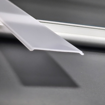 Komplet kućišta za LED traku s aluminijskim kanalom u obliku slova U i PC difuzorom za osvjetljenje ormara i garderobe