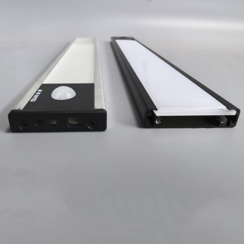 Komplet kućišta za LED traku s aluminijskim kanalom u obliku slova U i PC difuzorom za osvjetljenje ormara i garderobe