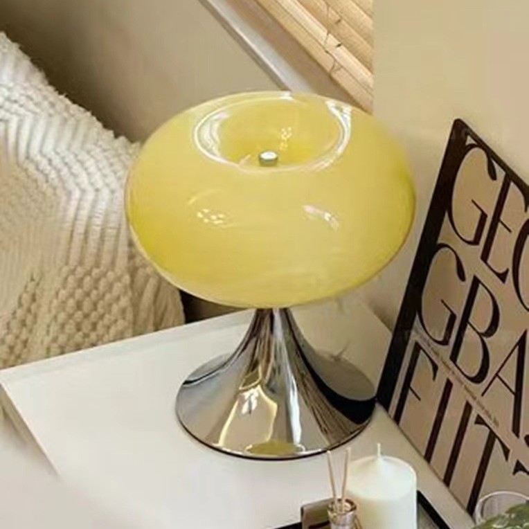 Dekorativna stolna lampa u Bauhaus stilu za dnevni boravak i spavaću sobu, oblik zelene jabuke, retro francuski vintage stil.