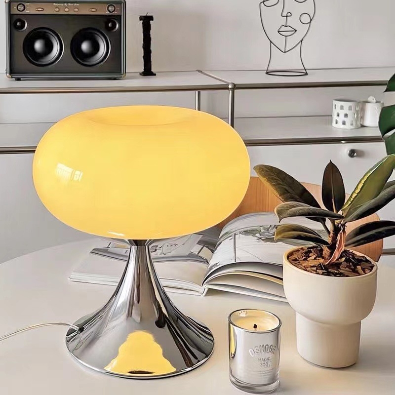 Dekorativna stolna lampa u Bauhaus stilu za dnevni boravak i spavaću sobu, oblik zelene jabuke, retro francuski vintage stil.