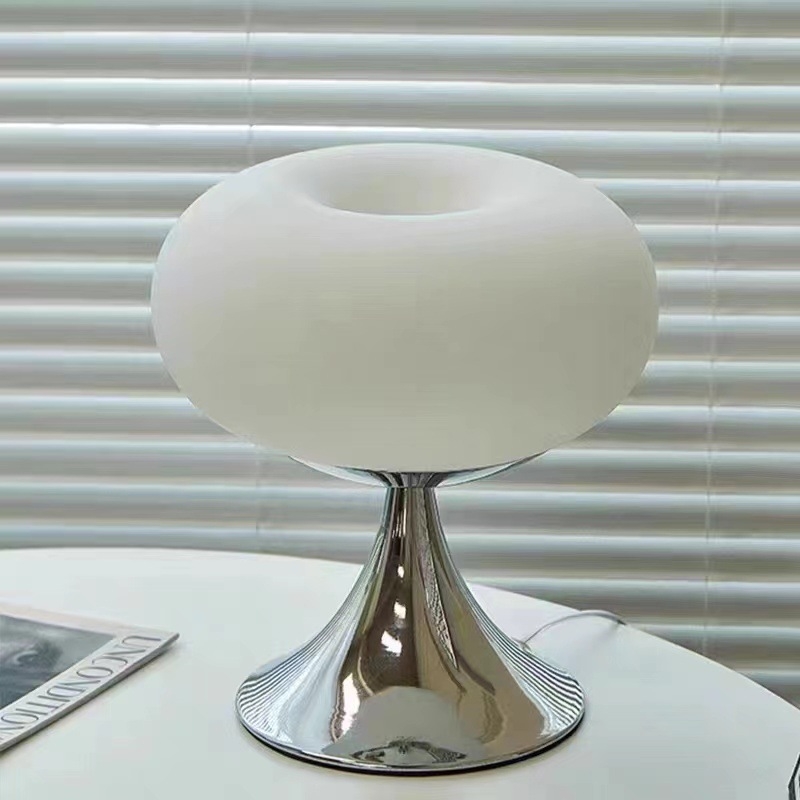 Dekorativna stolna lampa u Bauhaus stilu za dnevni boravak i spavaću sobu, oblik zelene jabuke, retro francuski vintage stil.