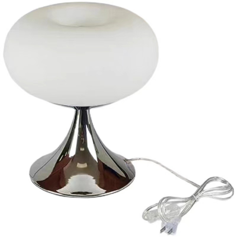 Dekorativna stolna lampa u Bauhaus stilu za dnevni boravak i spavaću sobu, oblik zelene jabuke, retro francuski vintage stil.