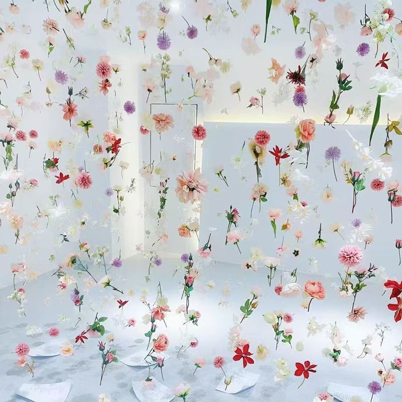 Sintetički cvjetovi za plutajuću zavjesu na vratima s leptirima i laticama — DIY pozadinska dekoracija za vjenčanje